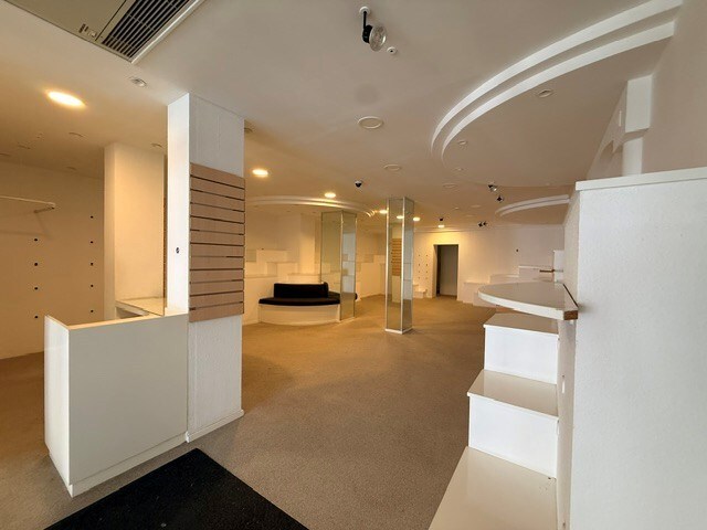 Handelspand te huur op toplocatie in het centrum van Maaseik. 