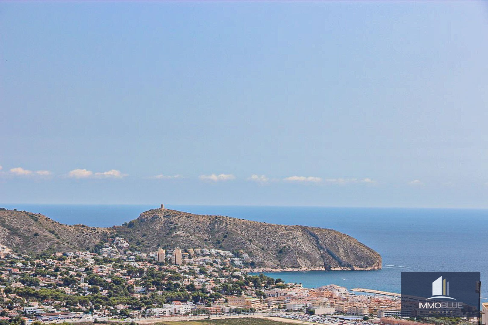 Villa nouvellement construite avec une orientation sud parfaite dans le cadre verdoyant de Moraira; 