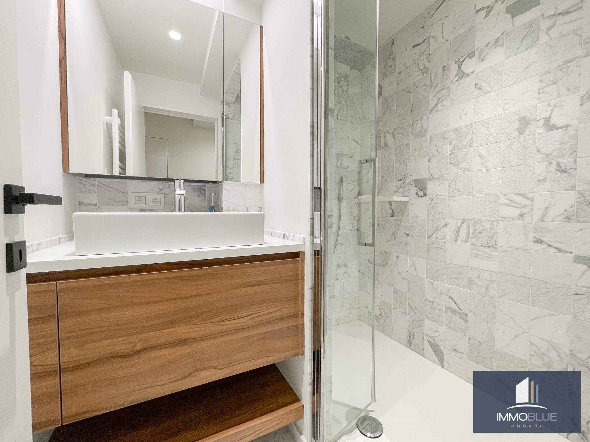 Stijlvol, instapklaar appartement met een ruim terras gelegen aan het Lichttorenplein op enkele passen van de zee. 