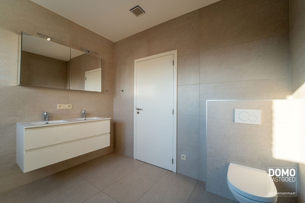 LUXE PENTHOUSE APPARTEMENT MET 2 TERASSEN, LIFT EN ONDERGRONDSE AUTOSTANDPLAATS IN HASSELT. 