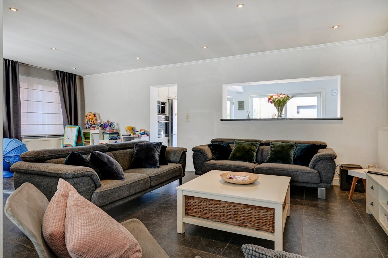 Grondig gerenoveerde woning met tuin, terras en 3 slaapkamers in Nieuwerkerken. 