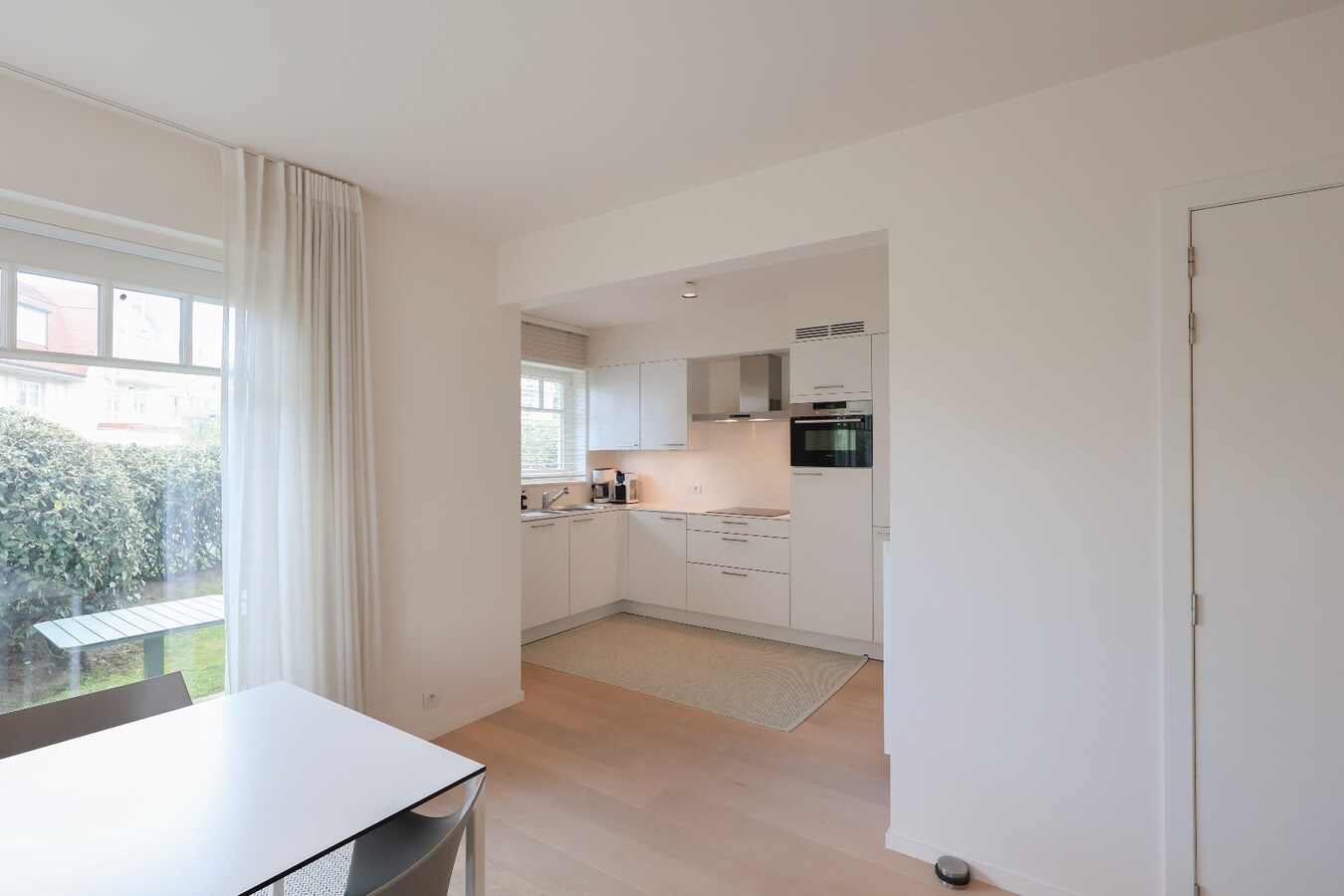 Modern 2slpk-appartement met privé tuin op wandelafstand van het strand 