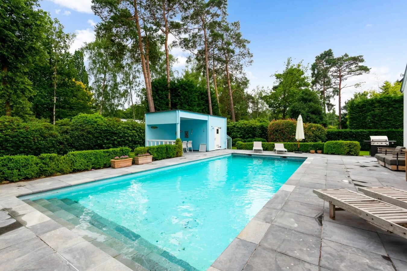 Prachtig gelegen villa met zwembad en poolhouse op een perceel van 1.907 m² in Koningshof te Schoten. 