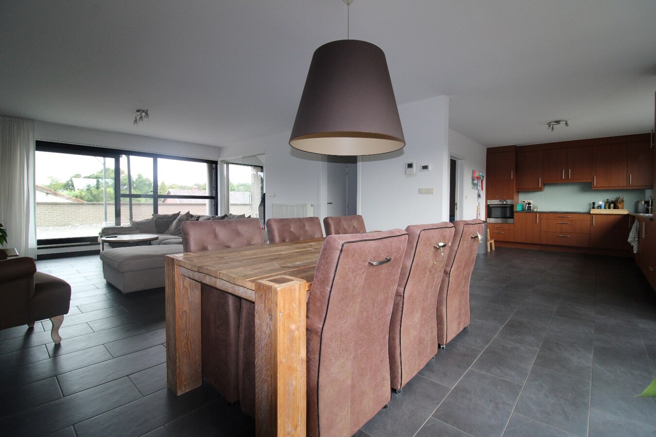 Zeer rustig gelegen ruim appartement met 3 slaapkamers en grote terrassen 