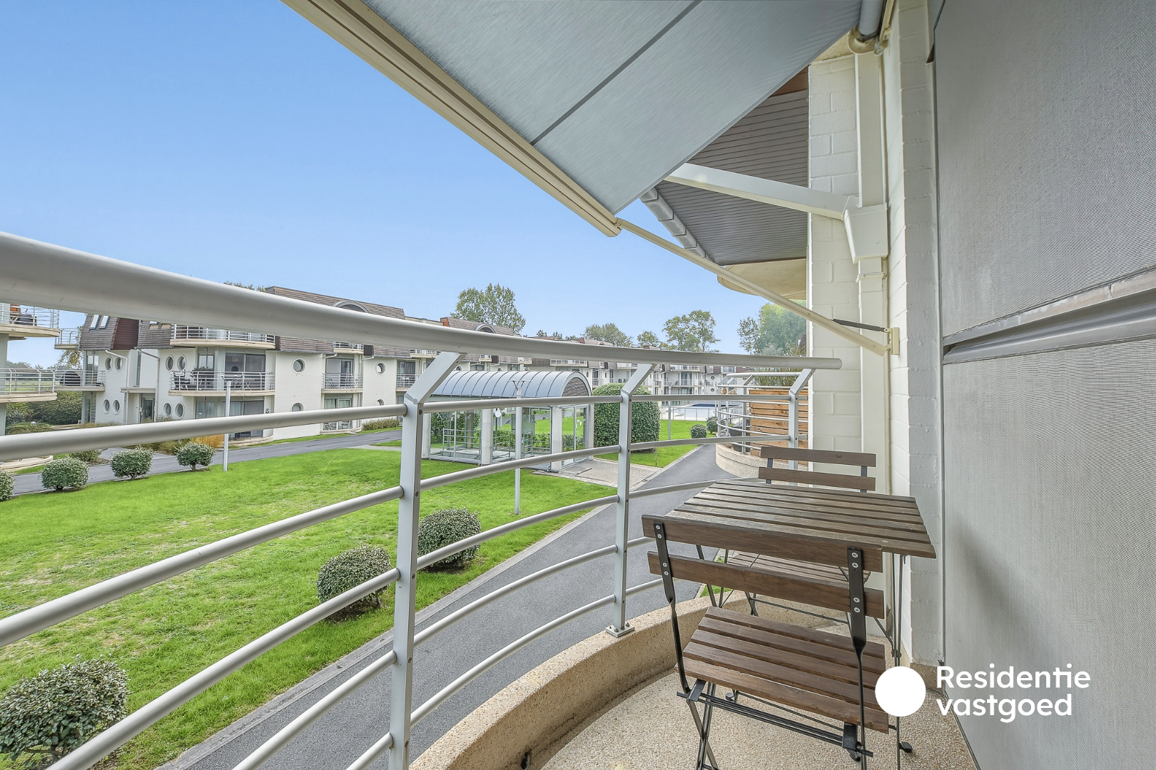 Instapklaar éénslaapkamerappartement met terras en zwembad te Bredene! 