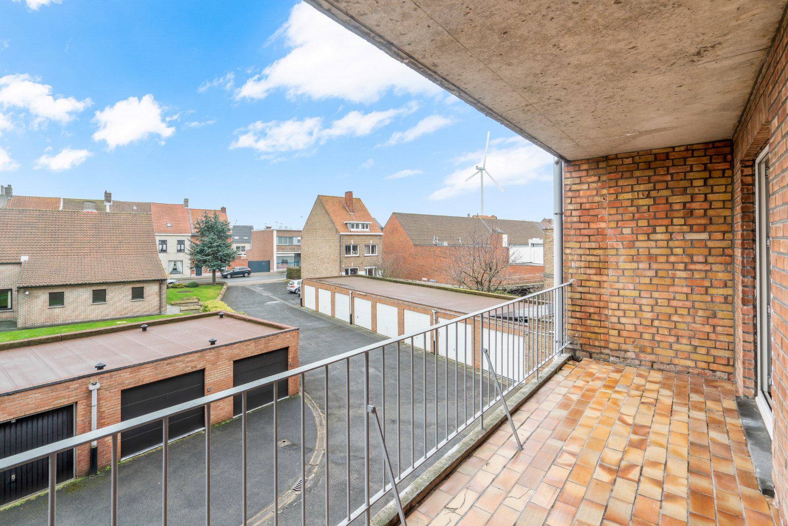 Te renoveren 2 slaapkamer appartement op eerste verdieping 