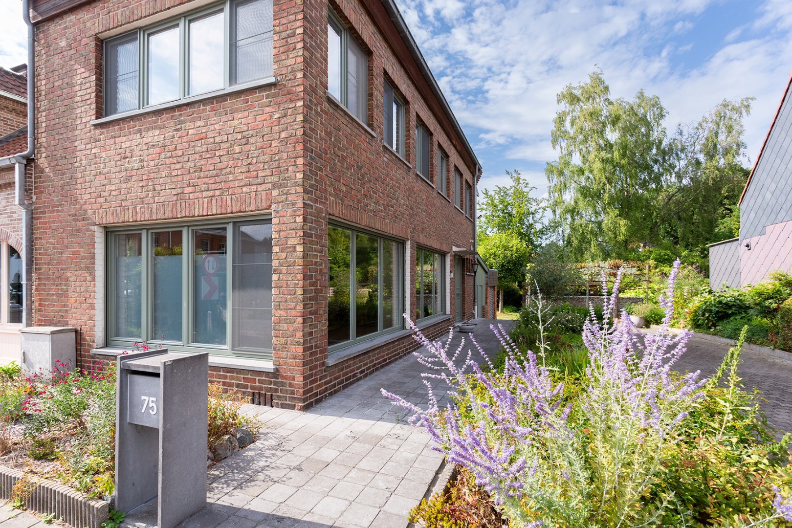 Halfopen gezinswoning met grote tuin en garage 