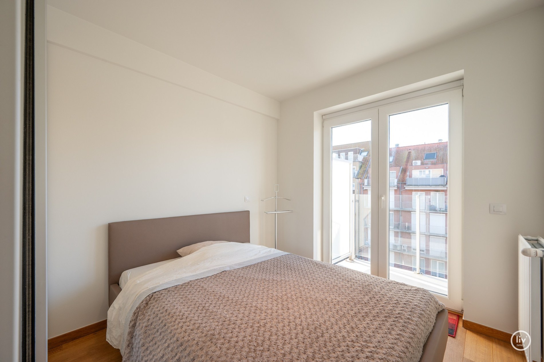 Non meublé - Appartement récent avec une belle largeur de façade situé au centre de la Lippenslaan à Knokke. 