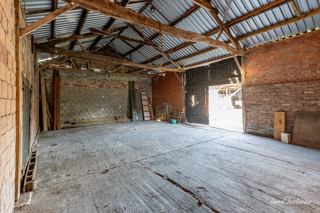 Renovatable farmhouse with stables and pastures on approximately 7 hectares in Hechtel-Eksel. 