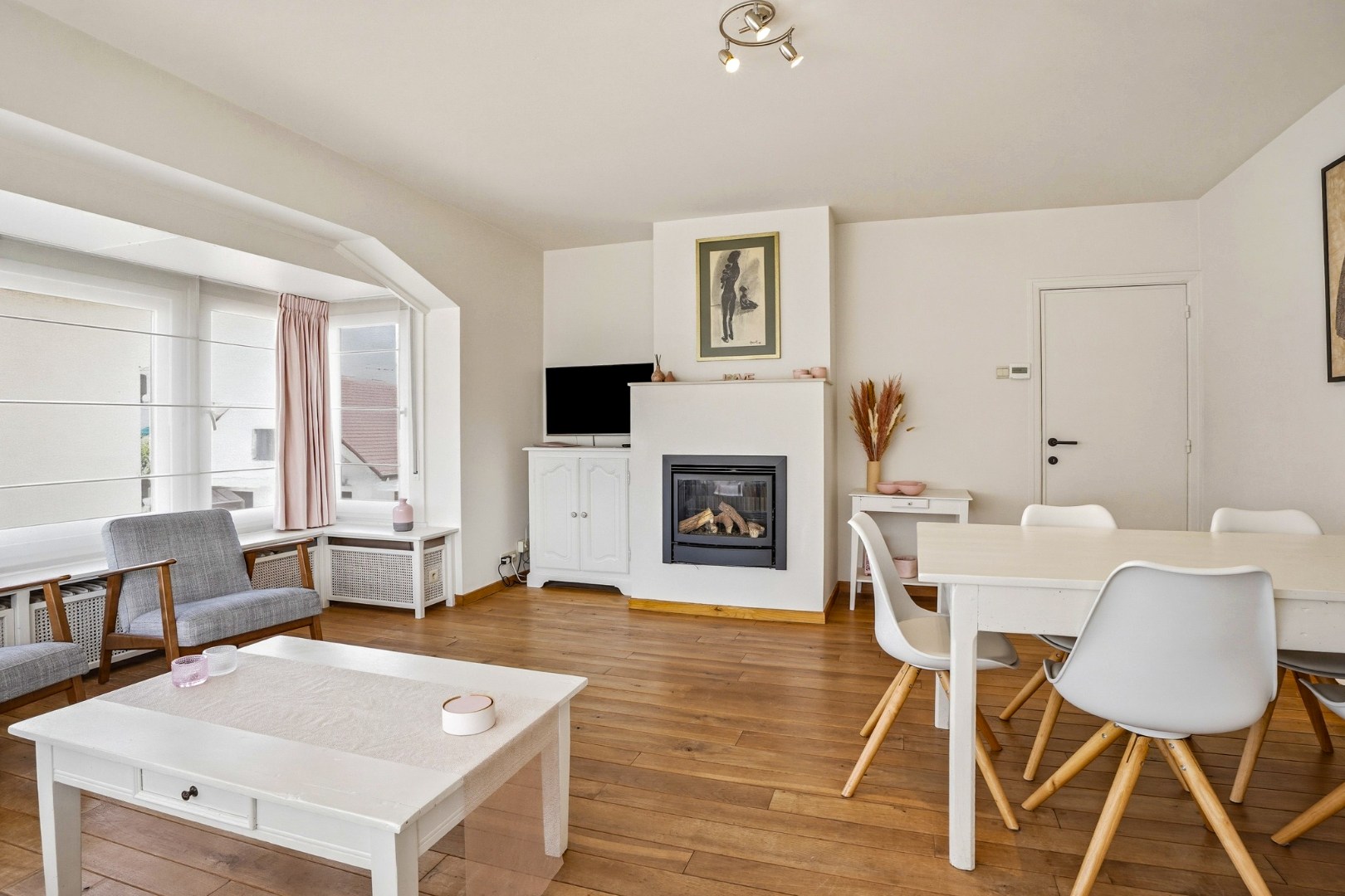 Instapklaar en lichtrijk 3-slaapkamerappartement (109 m²) met terras en privé-parkeerplaats te Oostduinkerke. 
