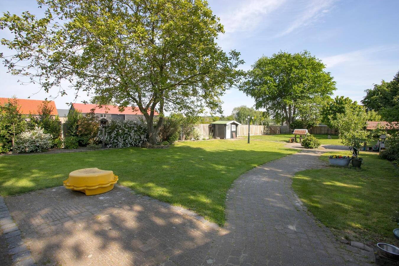 Gemoderniseerd vrijstaand landhuis met veel authentieke elementen en met riet afdekte kap, op een perceel van 1383 m2 grond aan de Heijerstraat 15 te Westerhoven. 