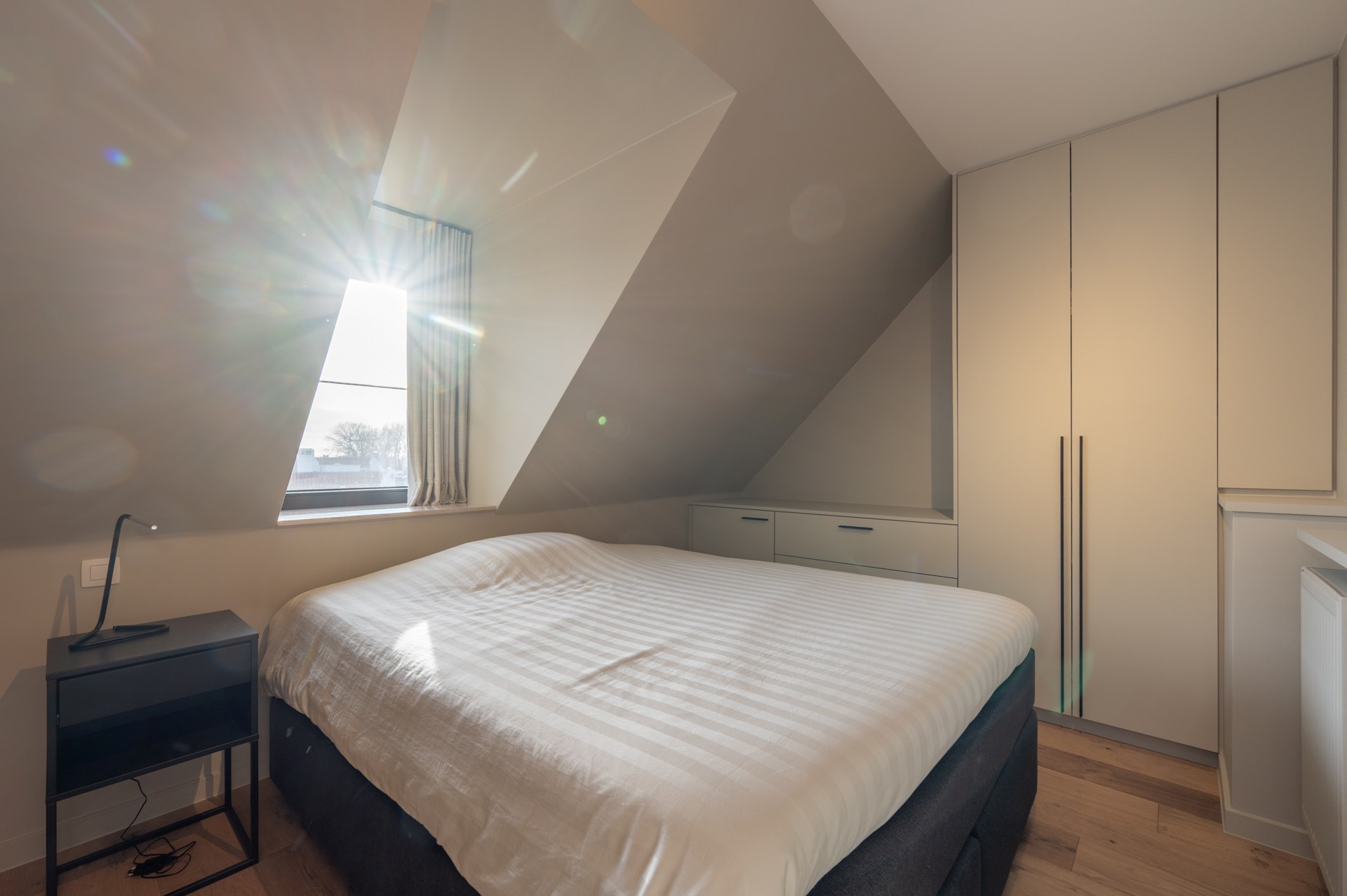 Cet appartement en duplex lumineux est situé à Duinenwater, combinant un agencement pratique avec des espaces extérieurs agréables et un emplacement calme au bord de l'eau. 