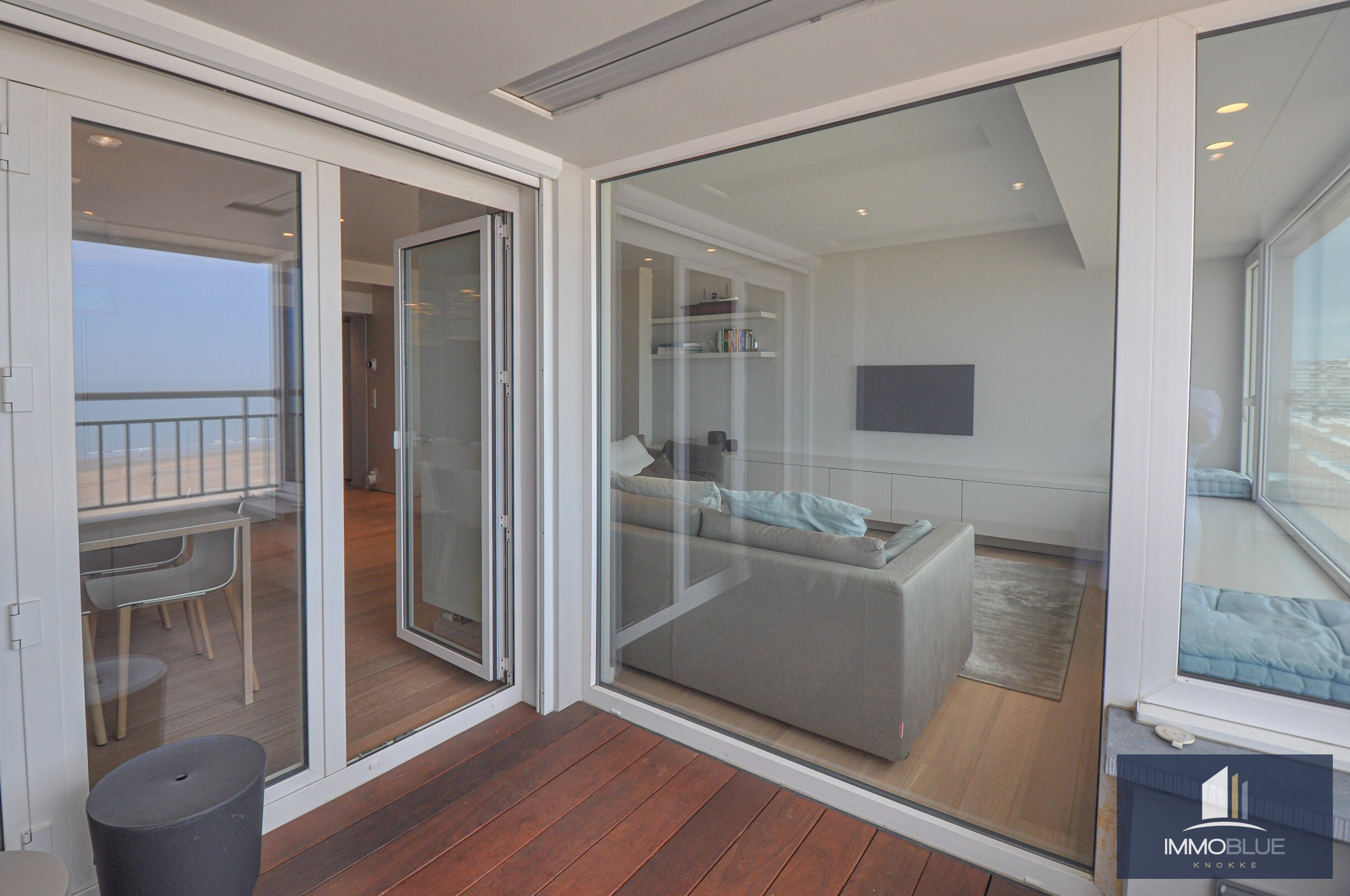 L’appartement bénéficie d’une double orientation, avec une vue frontale sur la mer à l’avant et une vue dégagée sur l’arrière-pays à l’arrière. 