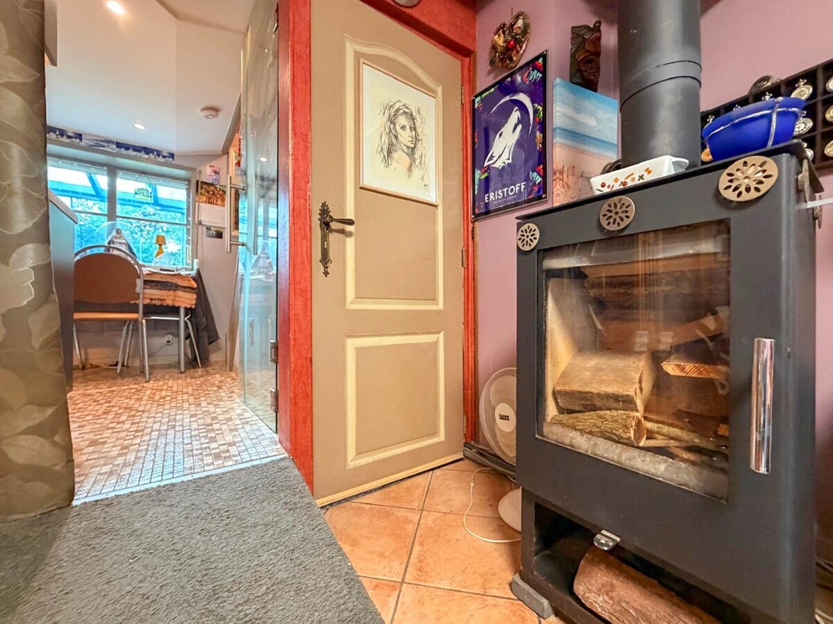 Knusse woning met ruime tuin en uitweg en mogelijkheid tot aankoop van een garage. 
