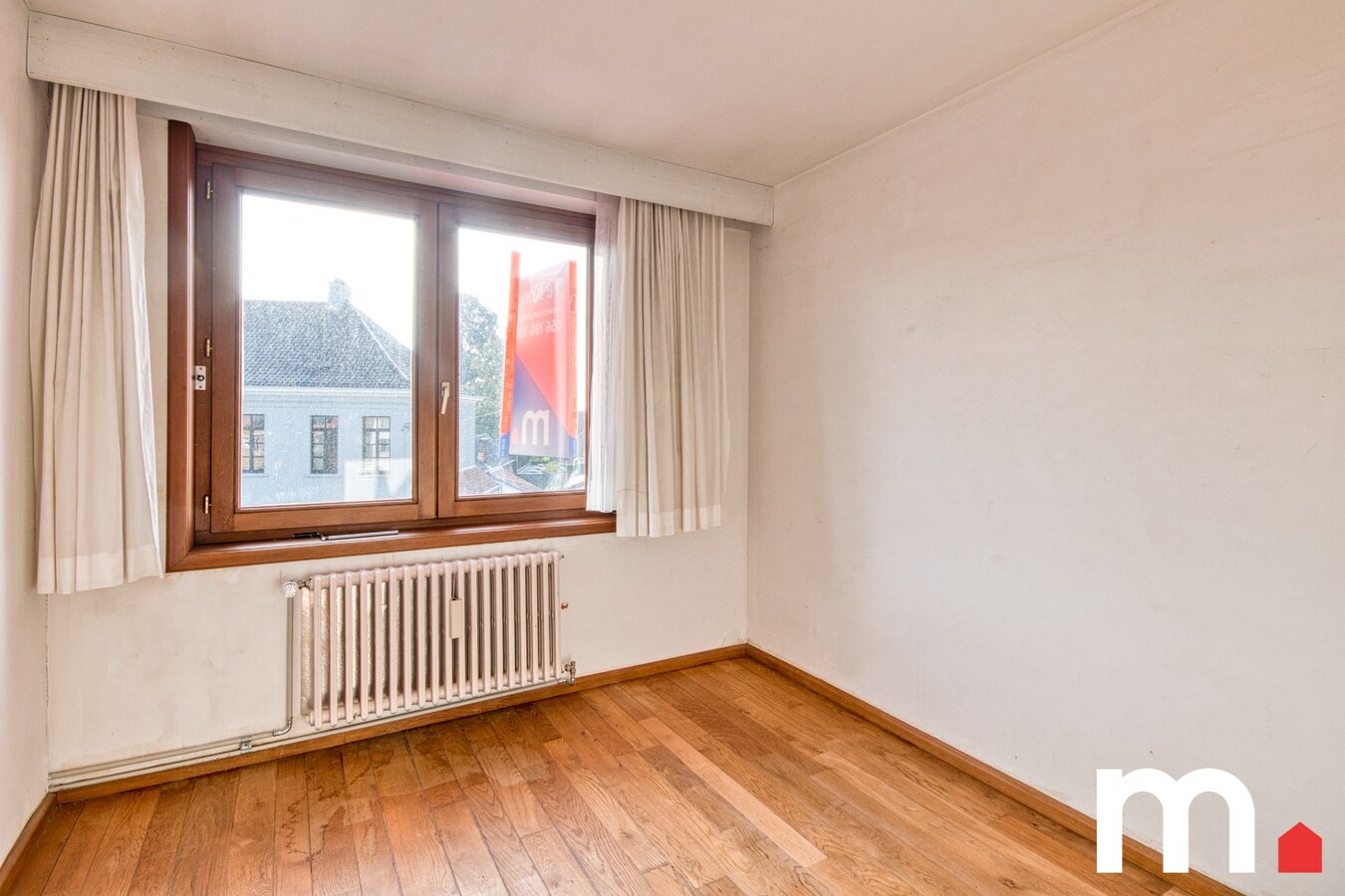 Centrum gelegen gezinswoning met praktijkmogelijkheid te Gullegem ! 