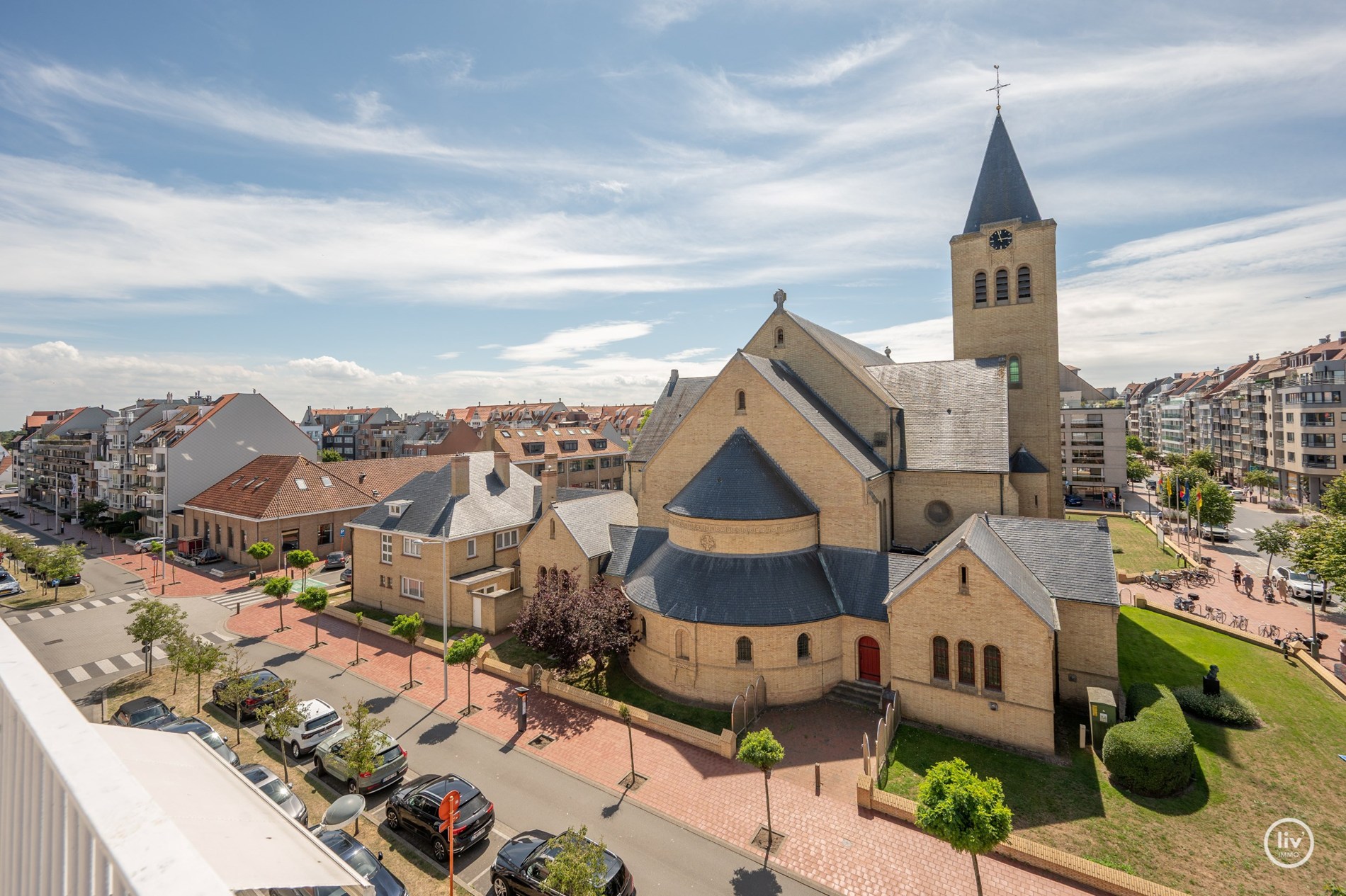 Lichtrijke penthouse met open zicht op toplocatie nabij Dumortierlaan. 