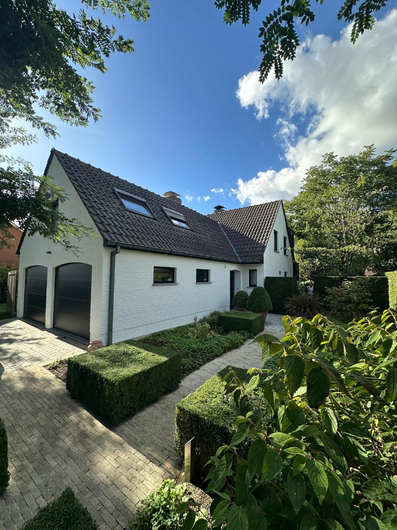 Ruime villa met prachtige tuin en hoogwaardige afwerking, perceel van 1891 m², rustig gelegen te Torhout 