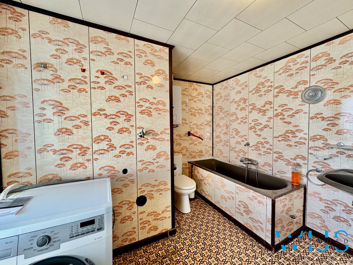 Op te frissen woning met tuin &amp; 2 garages te Rieme ! 