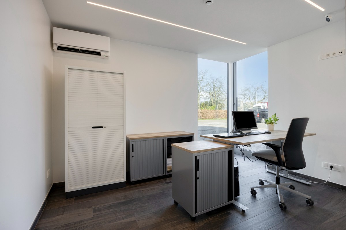 Grondig gerenoveerd KMO gebouw met magazijn en kantoorruimtes in Heverlee op een perceel van 11a19ca! – EPC -22,65 kWh/m² 