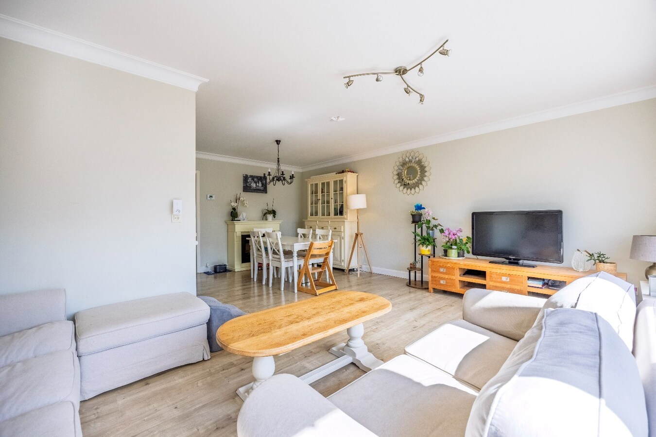 Instapklare bel-etagewoning met garage, zonnepanelen en aangename buitenruimte in het centrum van Heist. 