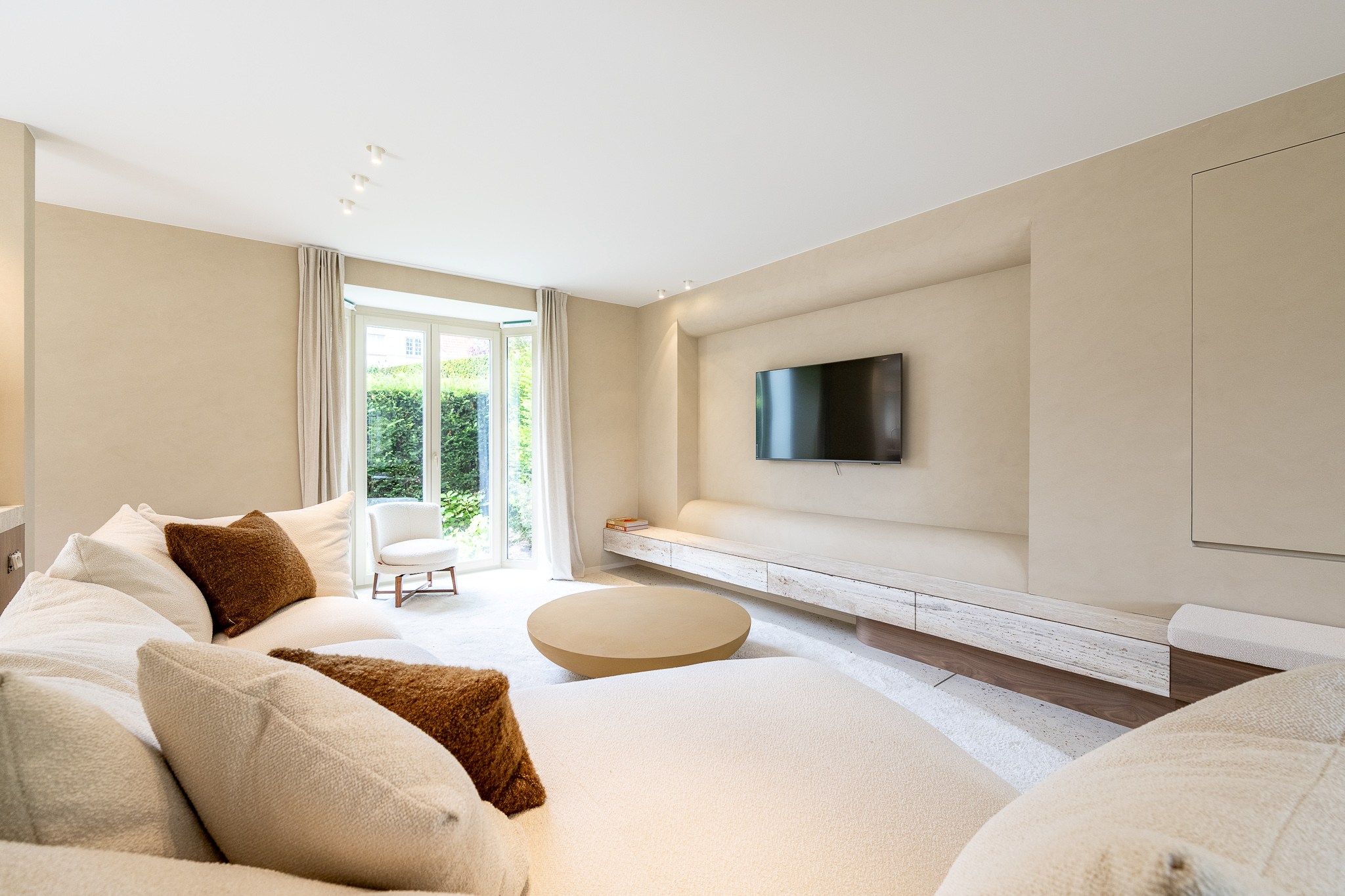 Très luxueuse et charmante villa jumelée rénovée, située à proximité du centre commercial de Knokke. 