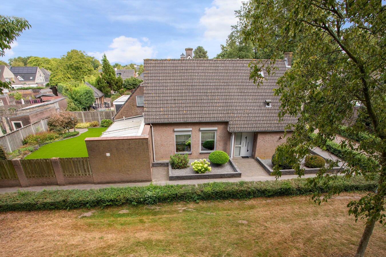 Vrijstaande degelijk gebouwde woning met inpandige dubbele garage. 
