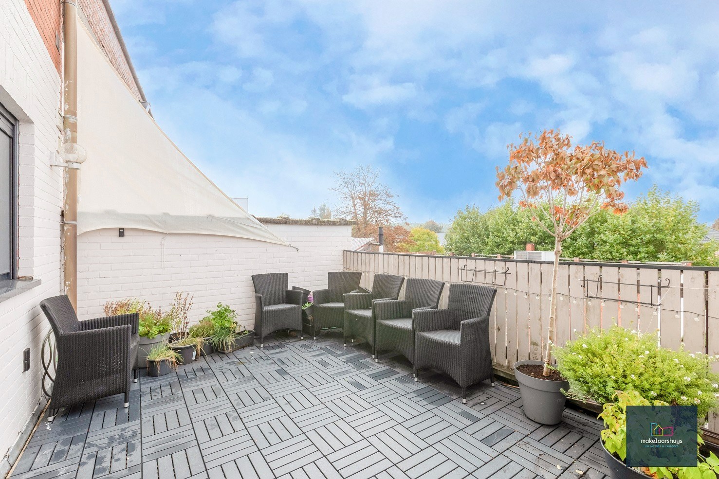 Heel ruime instapklare woning in rij  met zonneterras en 2 staanplaatsen 