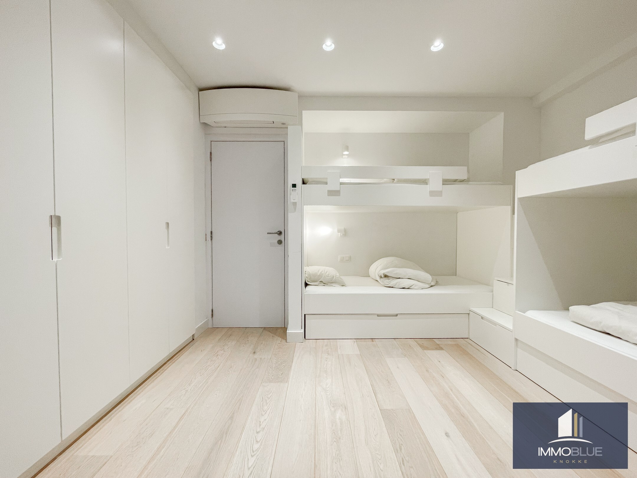 Appartement totalement rénové et luxueusement fini, avec trois chambres et une vue latérale sur la mer, situé au Zoute. 