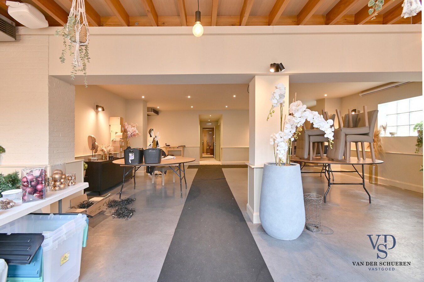 Handelspand (>300 m²) en 2 appartementen. 