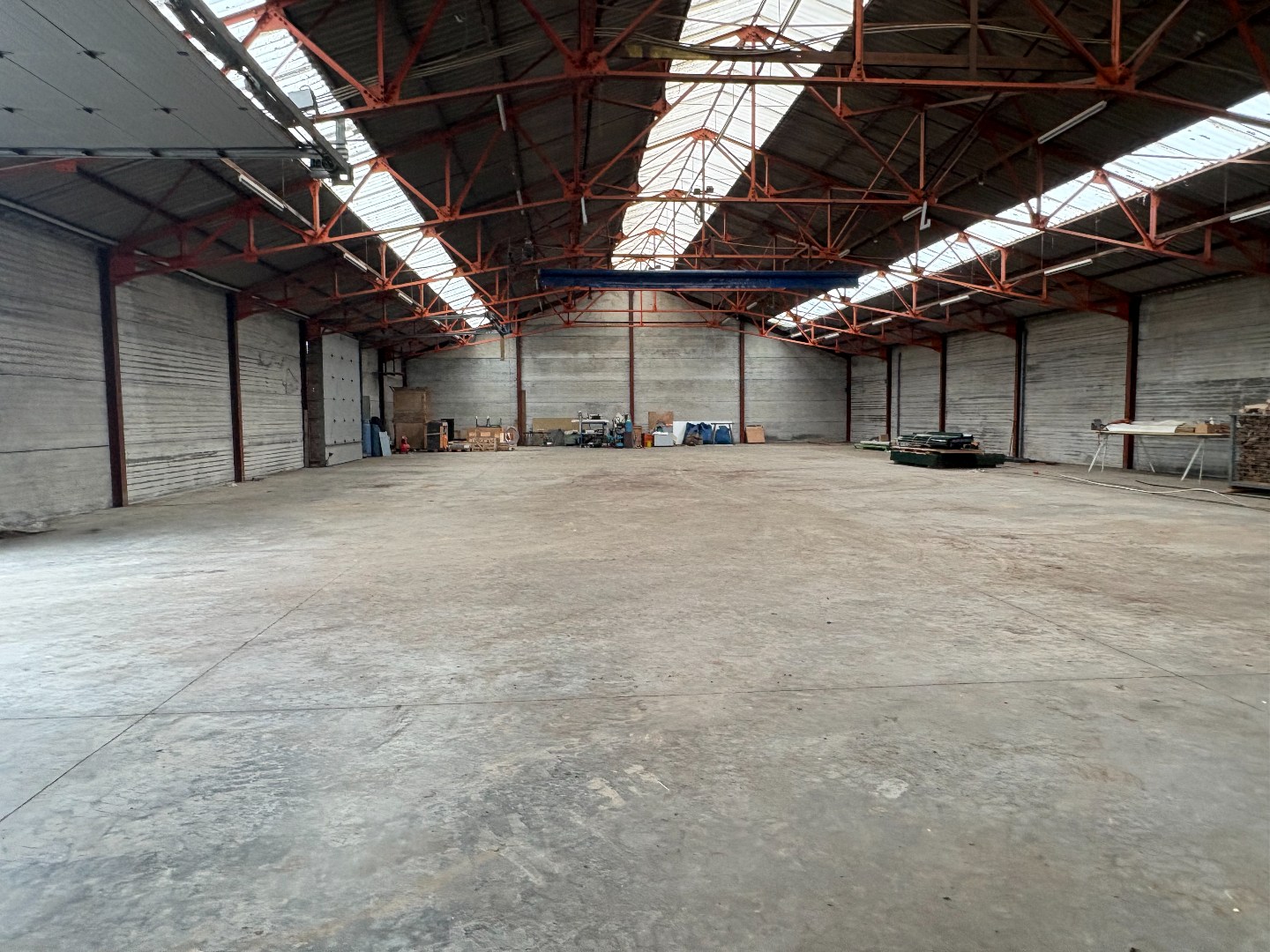 Te huur: Ruime loods van 1000 m² met uitstekende voorzieningen 