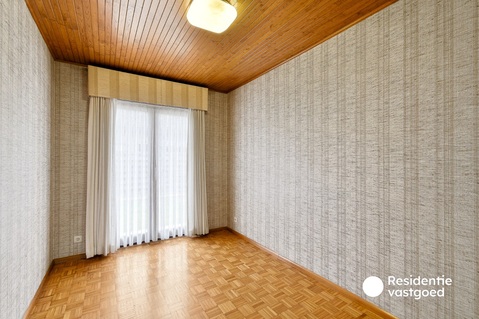 Alleenstaande bungalow met 4 slaapkamers en ruime tuin 