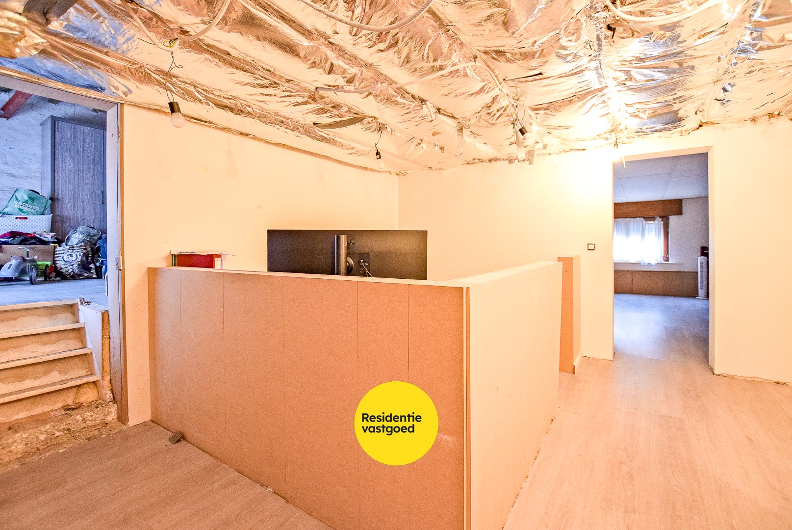 Ruime woning met uitbreidingsmogelijkheden en loods in groot Alveringem. 