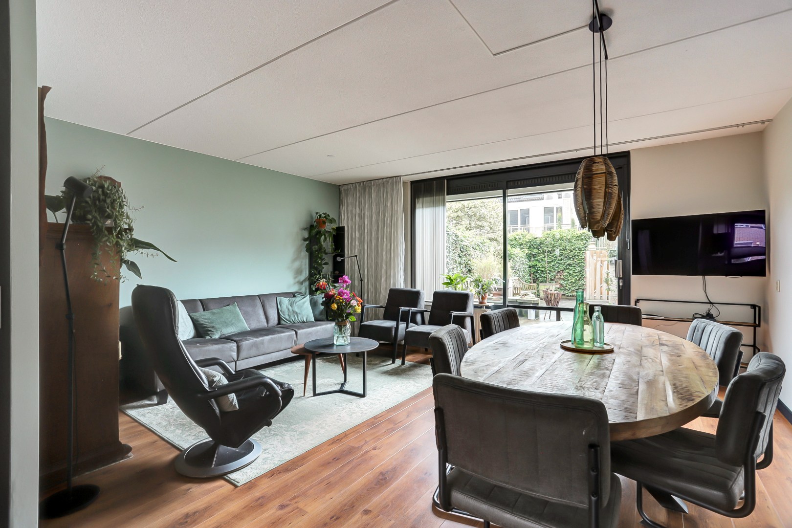 Ruime 5-kamer tussenwoning met inbouw keuken, moderne badkamer, 4 slaapkamers, ruime tuin gelegen op het zuidwesten. 