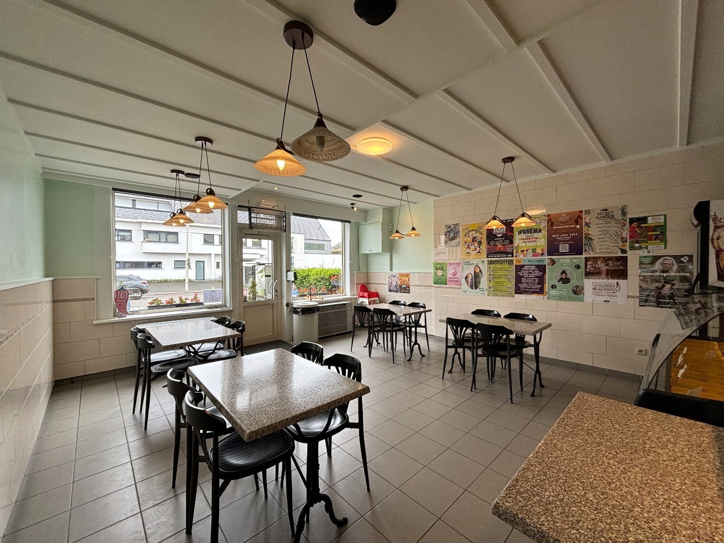 Frituur met volledige inboedel en bovengelegen appartement in Leopoldsburg 