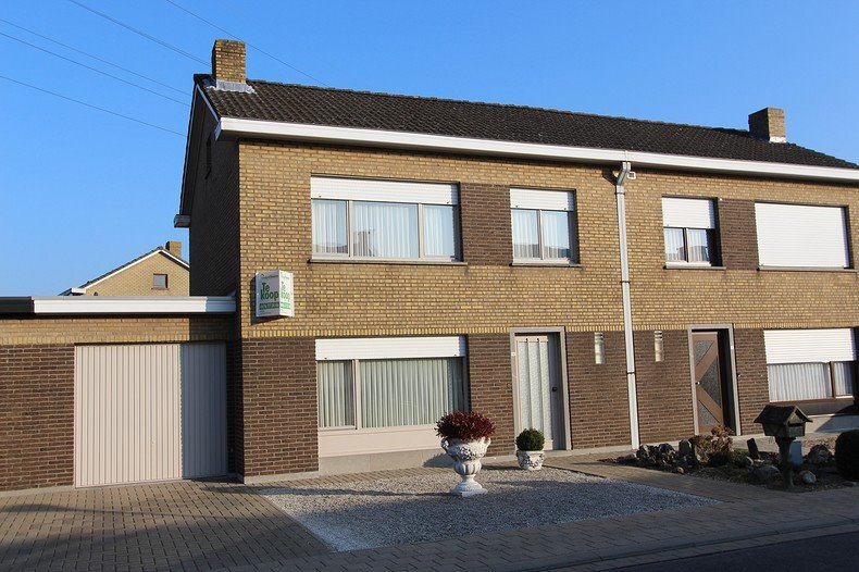 Rustig gelegen woning met 3 slaapkamers en garage te Roeselare 