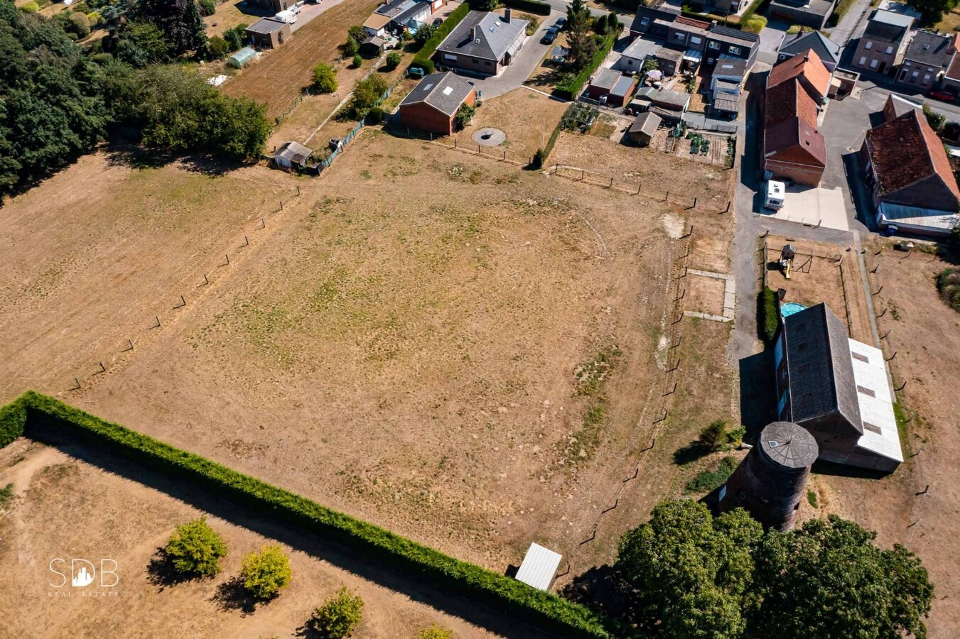 Hedendaagse woning met diverse bijgebouwen op 8.255m² 