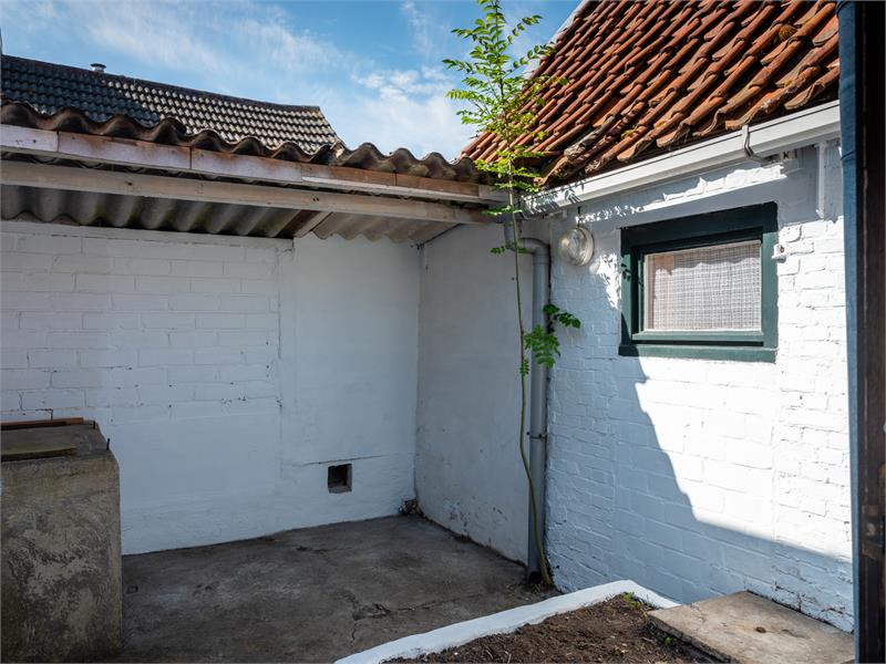 Charmante halfopen woning te Watervliet met potentieel. 