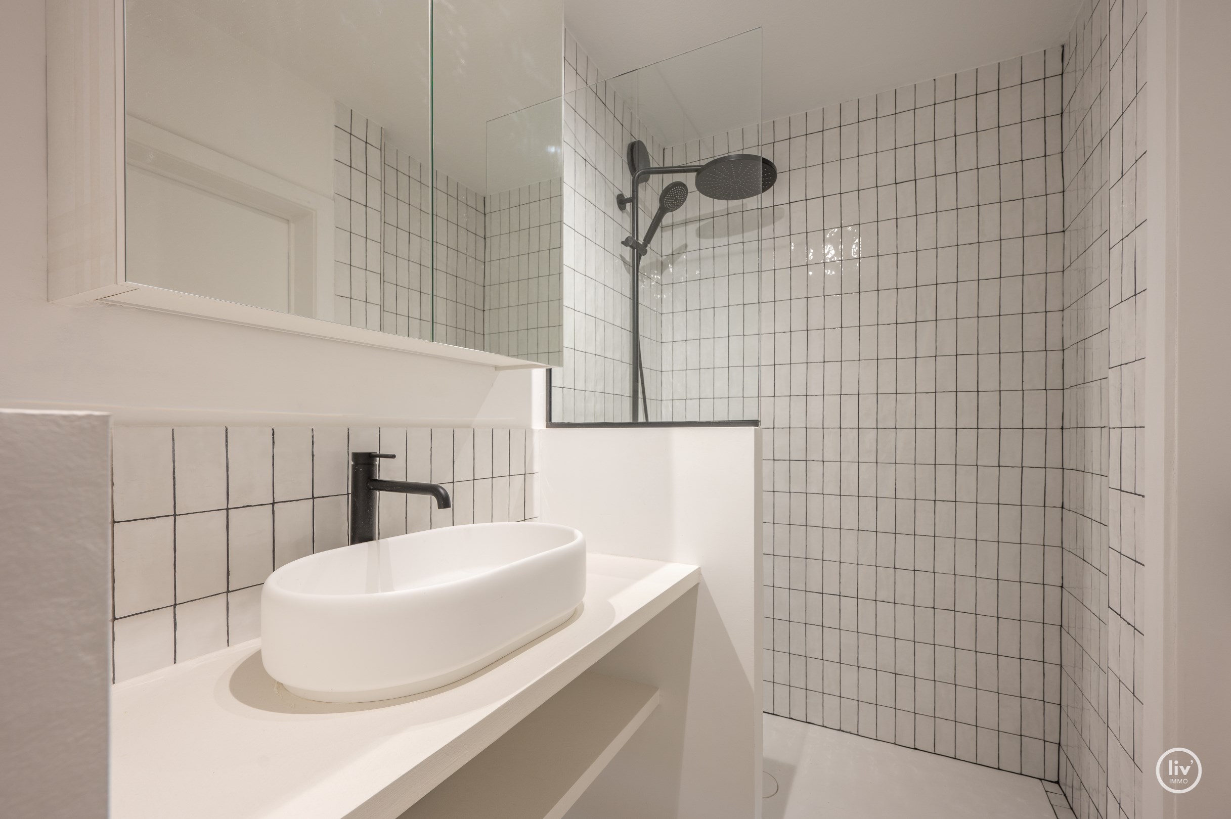 Appartement spacieux en angle situé près de l'avenue Lippens, de la gare et du Duinenwater. 