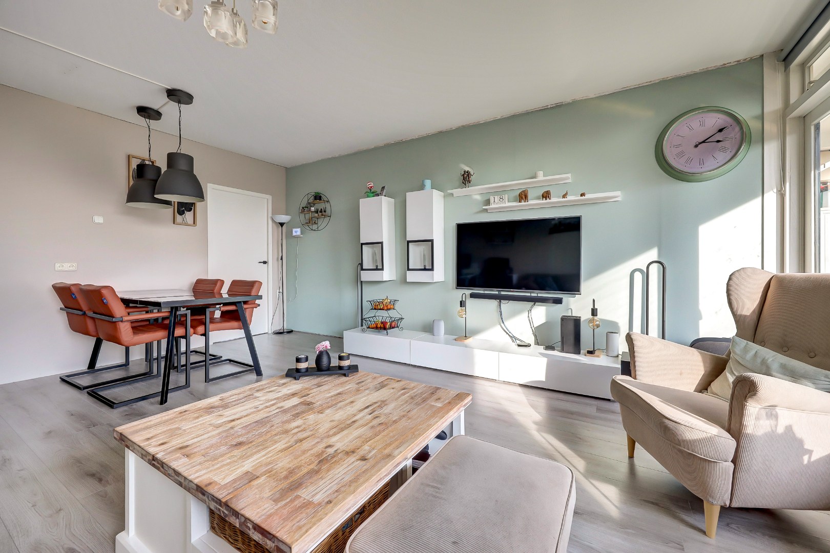 Dit lichte 4-kamer appartement op de 4e verdieping, met 3 slaapkamers, keurige keuken, balkon op het zuiden en berging in de onderbouw is gelegen in de populaire wijk "Ommoord". 