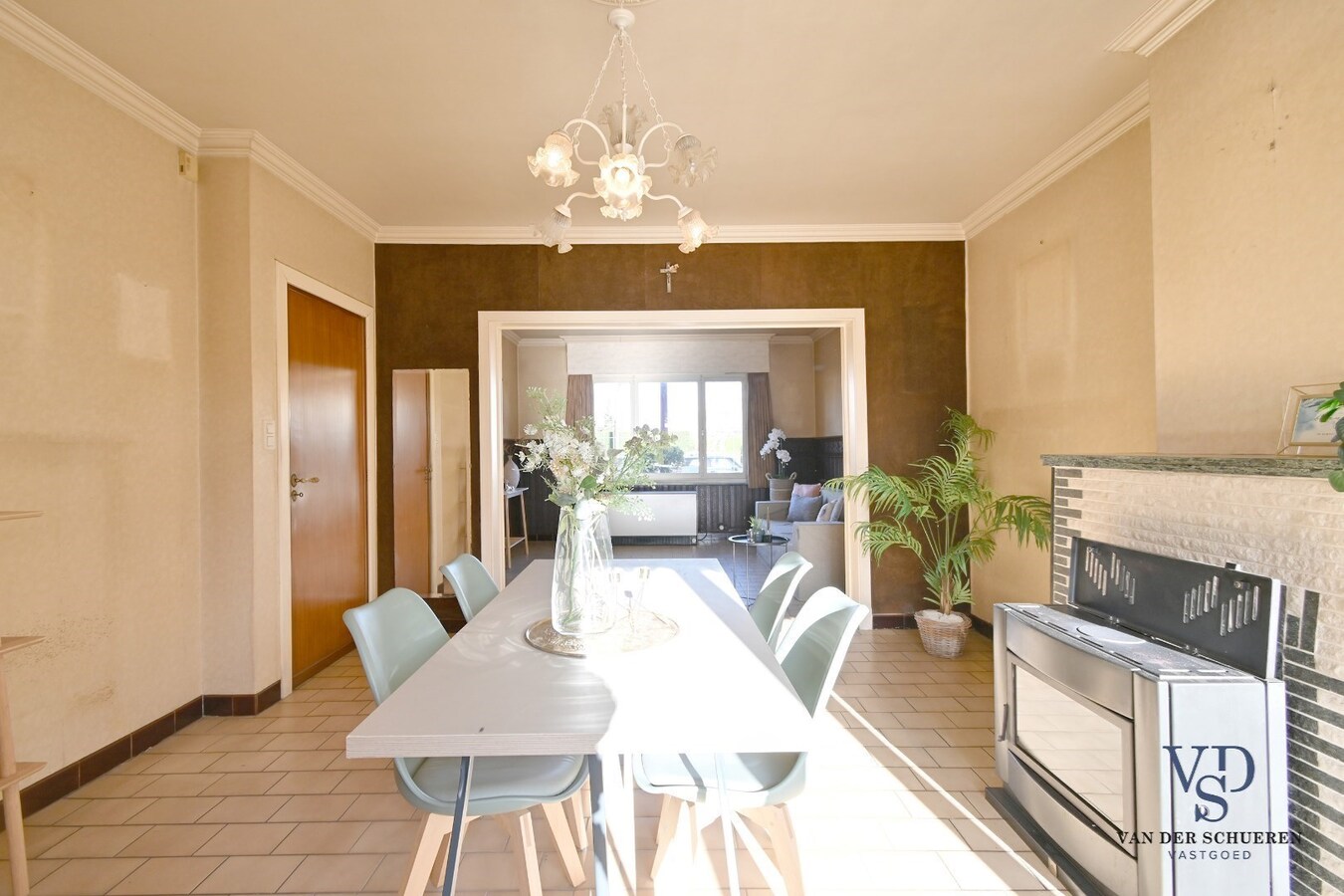 Degelijke, ruime woning (op te frissen). 