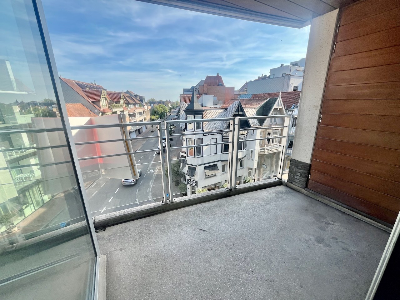Non-meublé - Grand appartement résidentiel avec une belle vue dégagée, situé en plein centre près de l'avenue Lippens. 