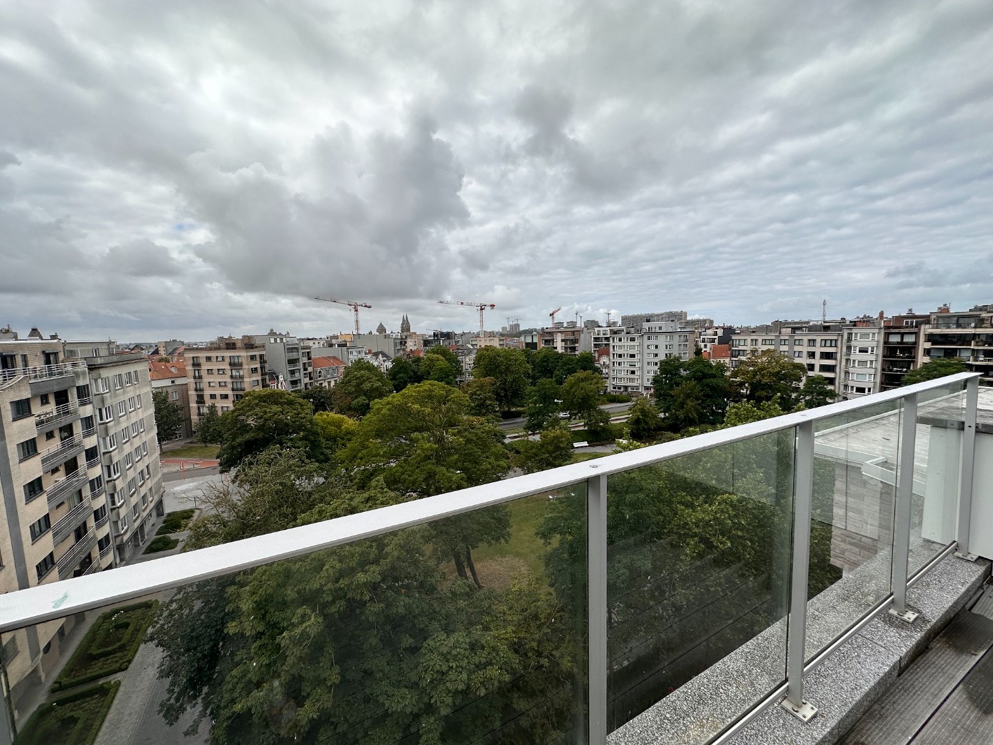RUIME DUPLEX PENTHOUSE MET TERRASSEN OP TOPLIGGING 