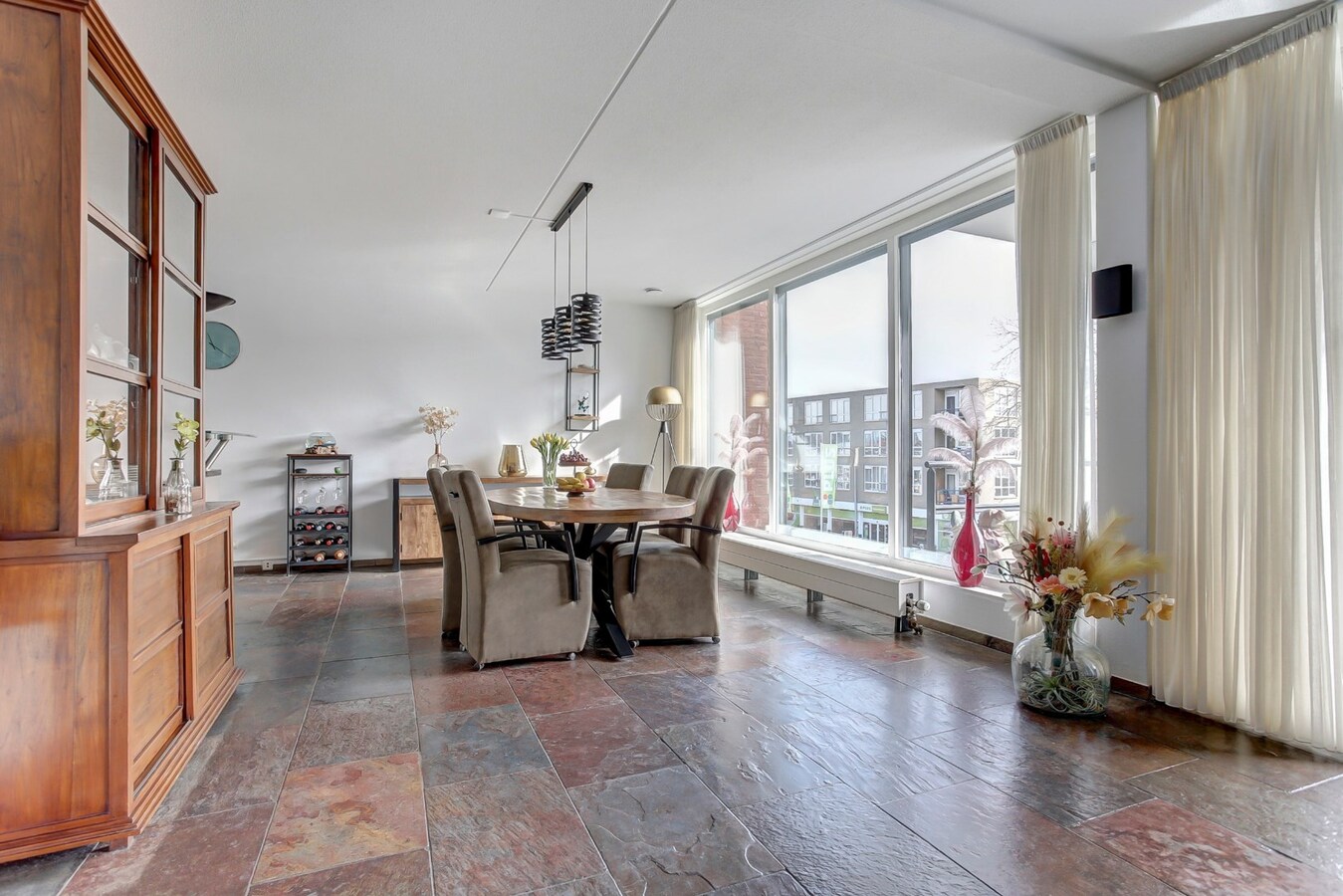 Gelegen in Tilburg ligt dit bijzondere en ruime appartement aan de Besterdring. 