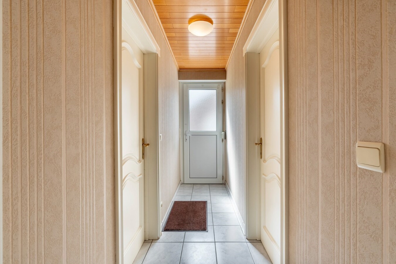 Vrijstaande, gelijkvloerse gezinswoning gelegen op een perceel van 6a18ca op een rustige locatie nabij het centrum van Neeroeteren! 