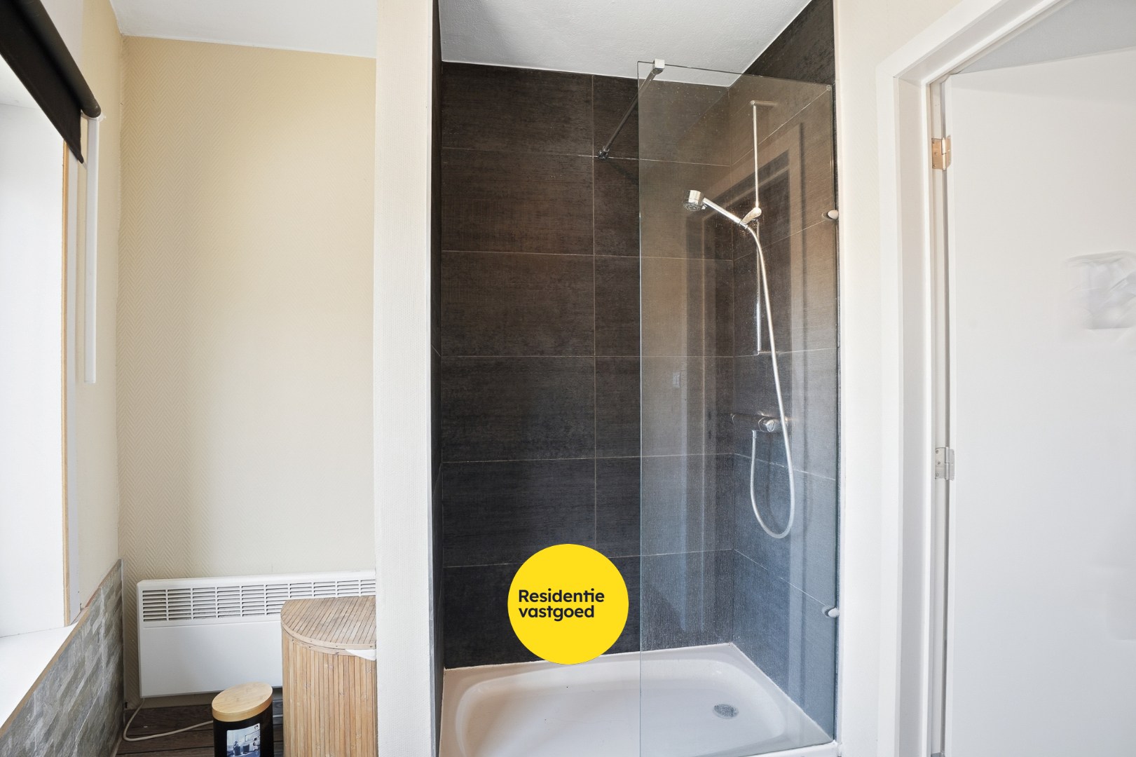 Ruime hoekwoning in het centrum van Eernegem 