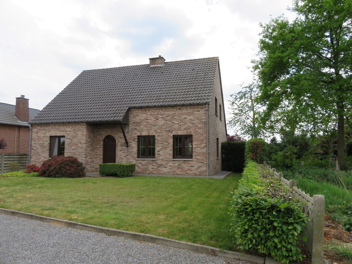 Verzorgde gezinswoning gelegen in een rustige omgeving op een perceel van 10a, met 3 slaapkamers en fraaie tuin. 