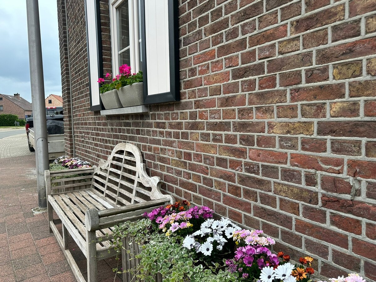 Charmant Leut : eigendom opgedeeld in 2 appartementen. Veranda,  2 garages. 