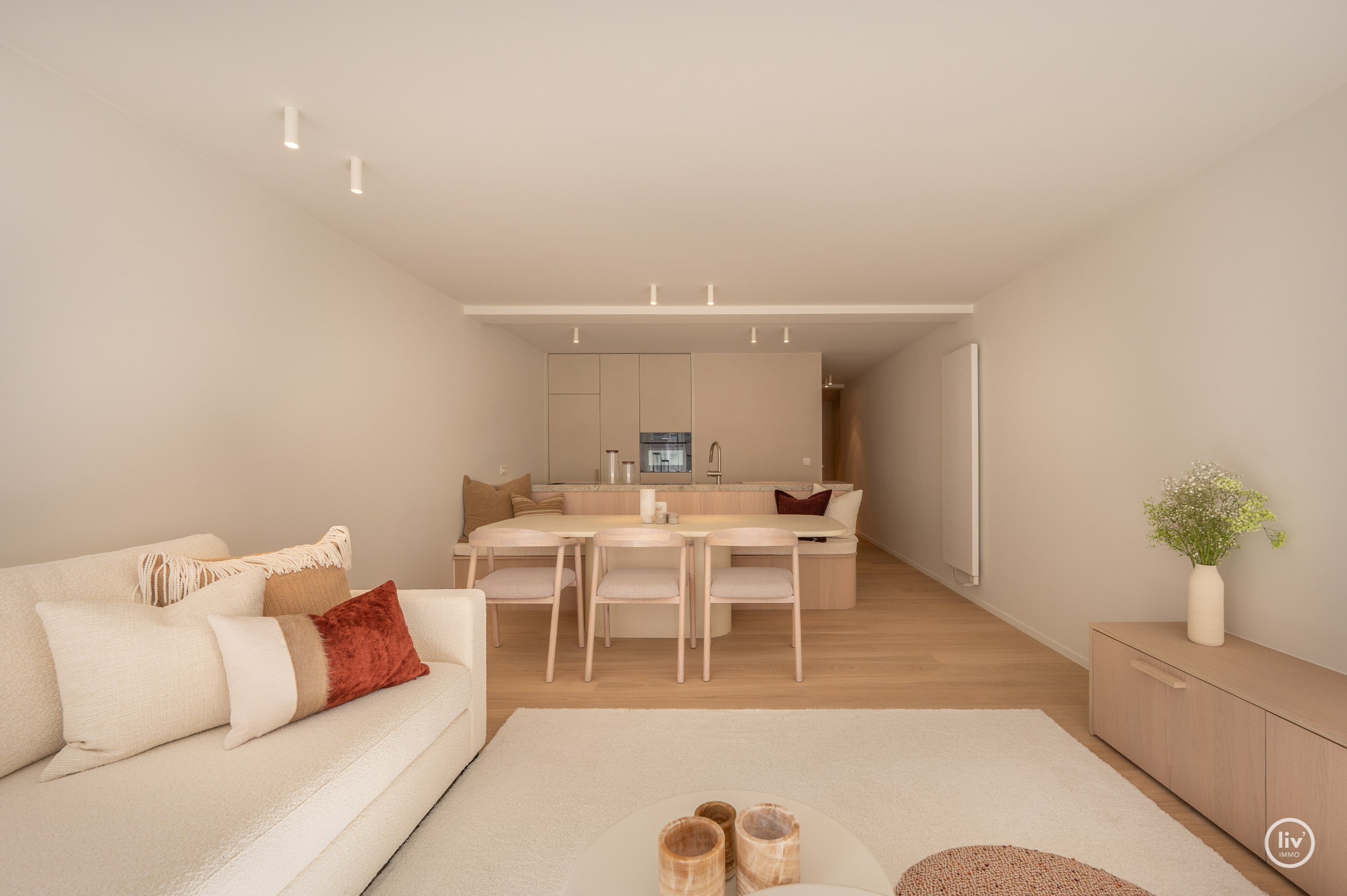 Appartement de luxe entièrement rénové de 3 chambres situé sur l'avenue Parmentier, à proximité de la digue. 