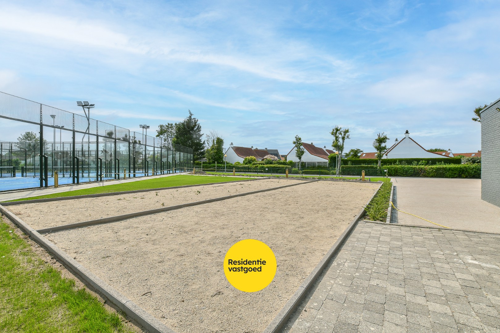 Unieke opportuniteit: horecazaak met 3 padelterreinen, terrassen en tuin te huur! 