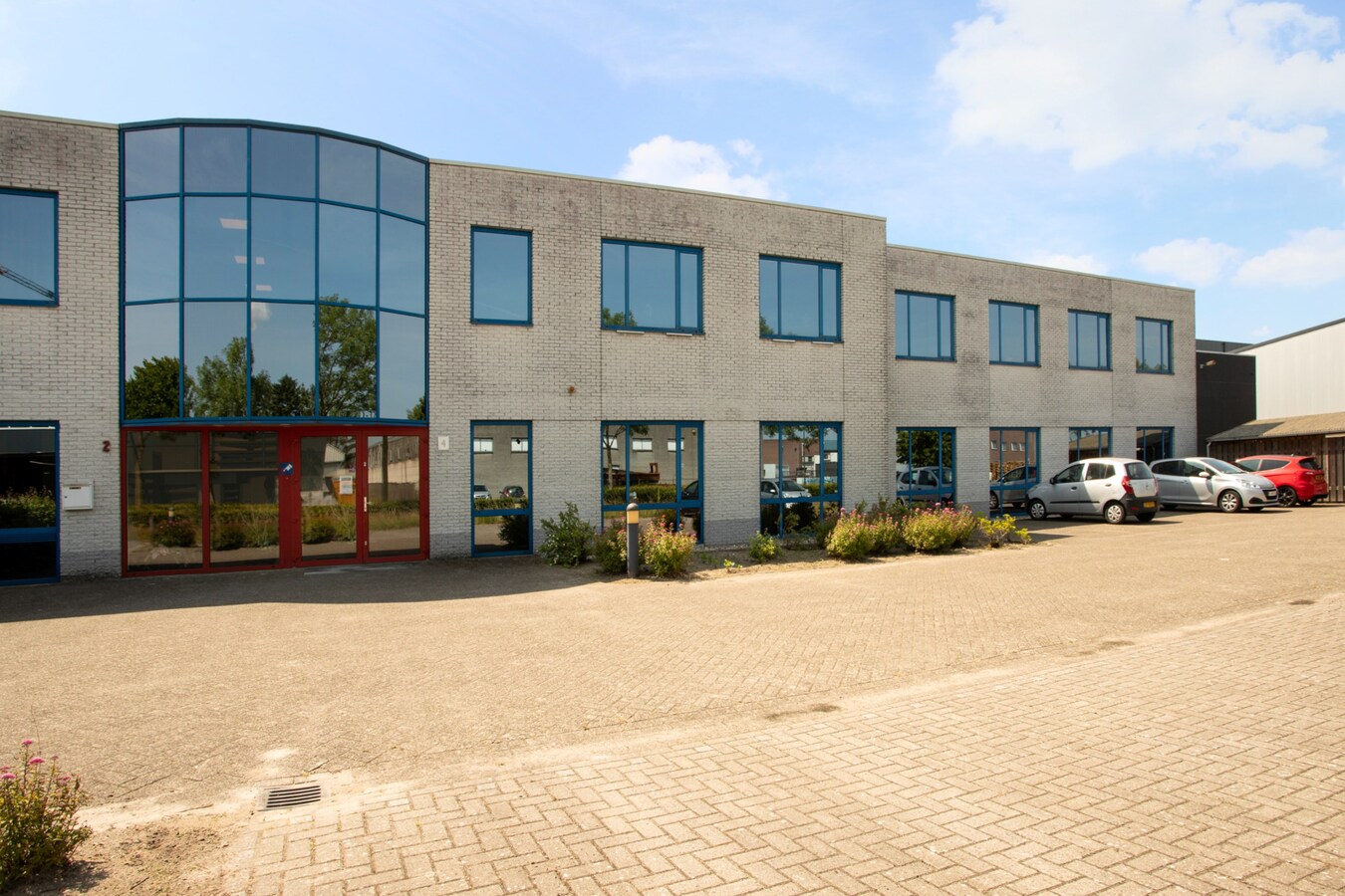 Representatief kantoorpand met 11 kantoorruimtes en circa 20 parkeerplaatsen te huur. 